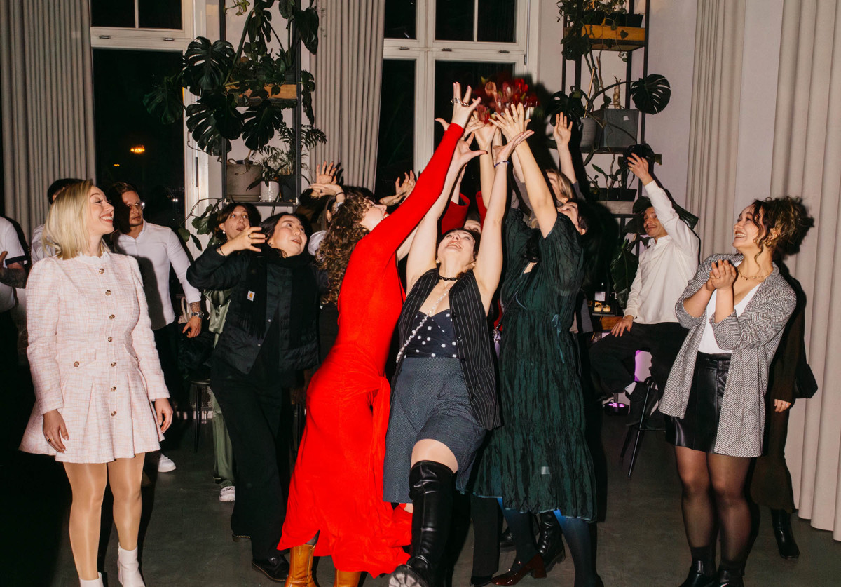 Ausgelassene Stimmung bei einem privaten Event im KINK Berlin – tanzende Gäste feiern gemeinsam